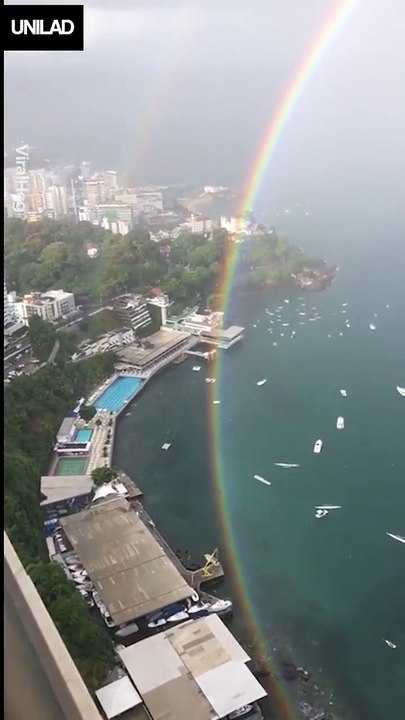 Il filme un magnifique arc-en-ciel circulaire... Époustouflant