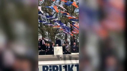 Download Video: Cumhurbaşkanı Tayyip Erdoğan’ın geçen günlerde partisinin ilçe kongresi için geldiği İstanbul Beykoz’da miting sırasında “yuh” seslerinin olduğu anlaşıldı...