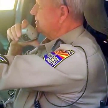 Depuis 37 ans, ce policier a discuté avec des répartiteurs avant d’entendre un message qui le fait éclater en sanglots.