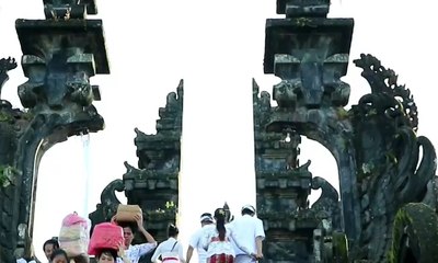 Video Amatir Rekam 2 WNA Naik dan Duduk di Atas Pura