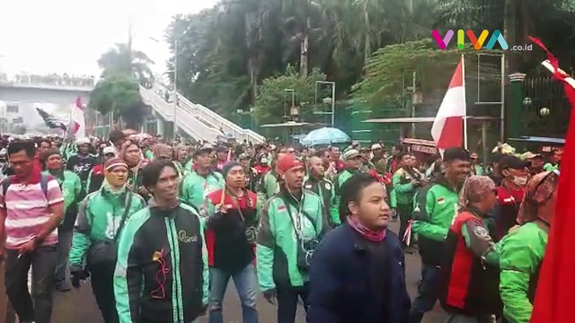 Massa Aksi 234 Kepung Gedung DPR-MPR