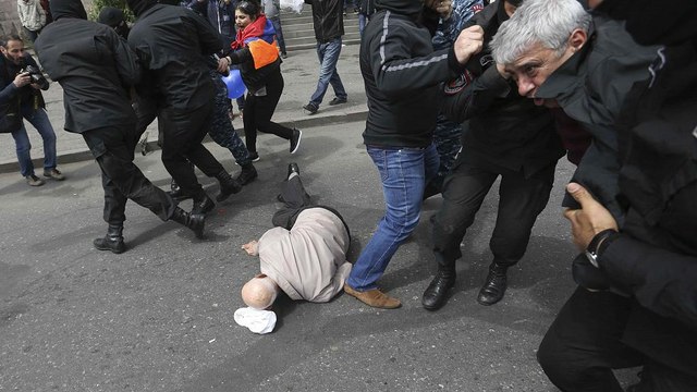 Protestos contra detenção de líder da oposição em Erevan