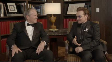 Sida : George W. Bush remet une médaille à Bono