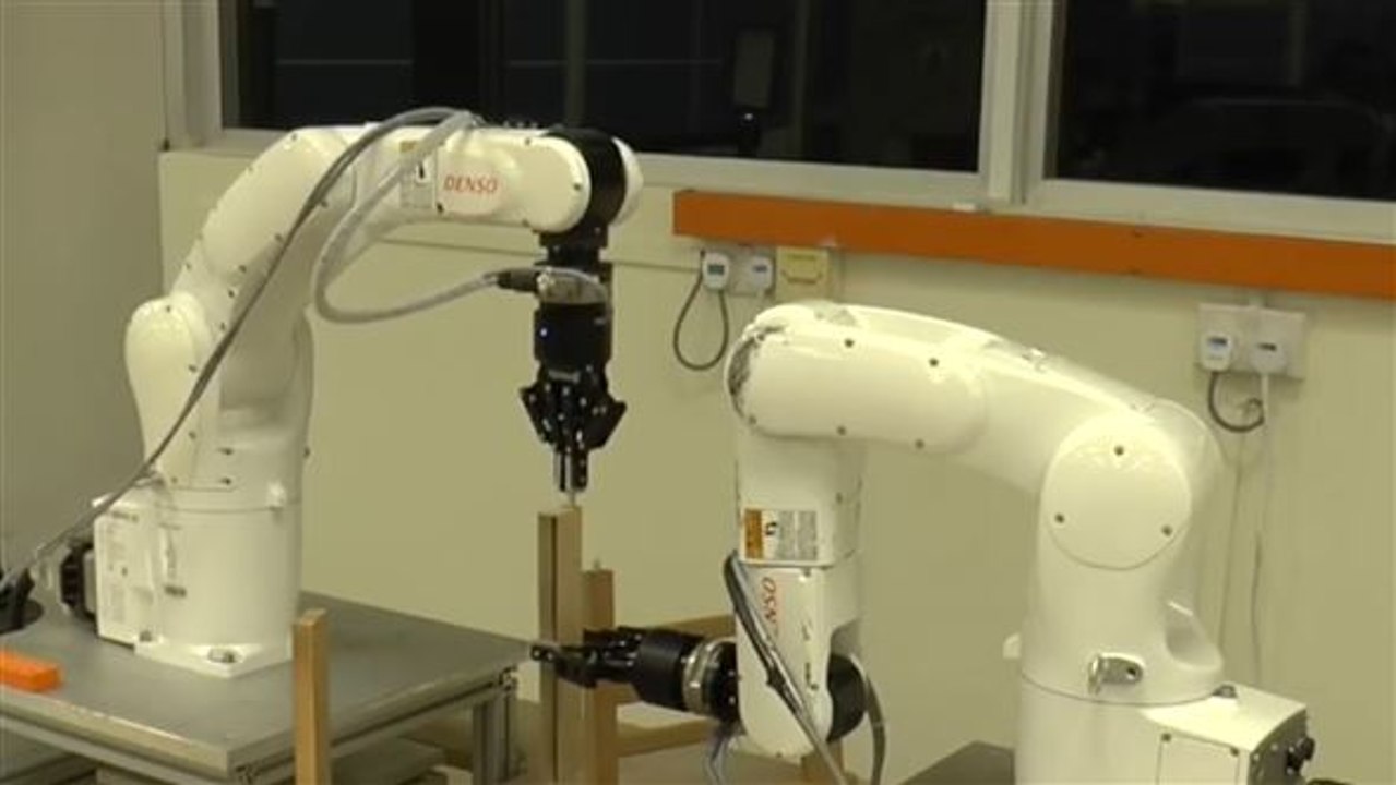 Ikea-Hilfe für Anfänger: Roboter baut Stühle