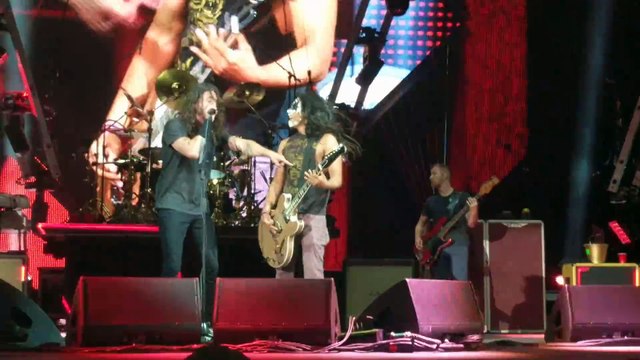 Ce fan joue sur scène avec les Foo Fighters comme un dieu en concert !