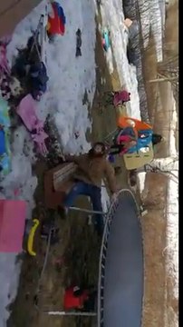 Ce fou : saut raté sur un trampoline il le prend dans le ventre !