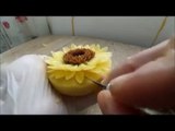 Cette fleur.. est taillée dans un ananas !! Bravo l'artiste !