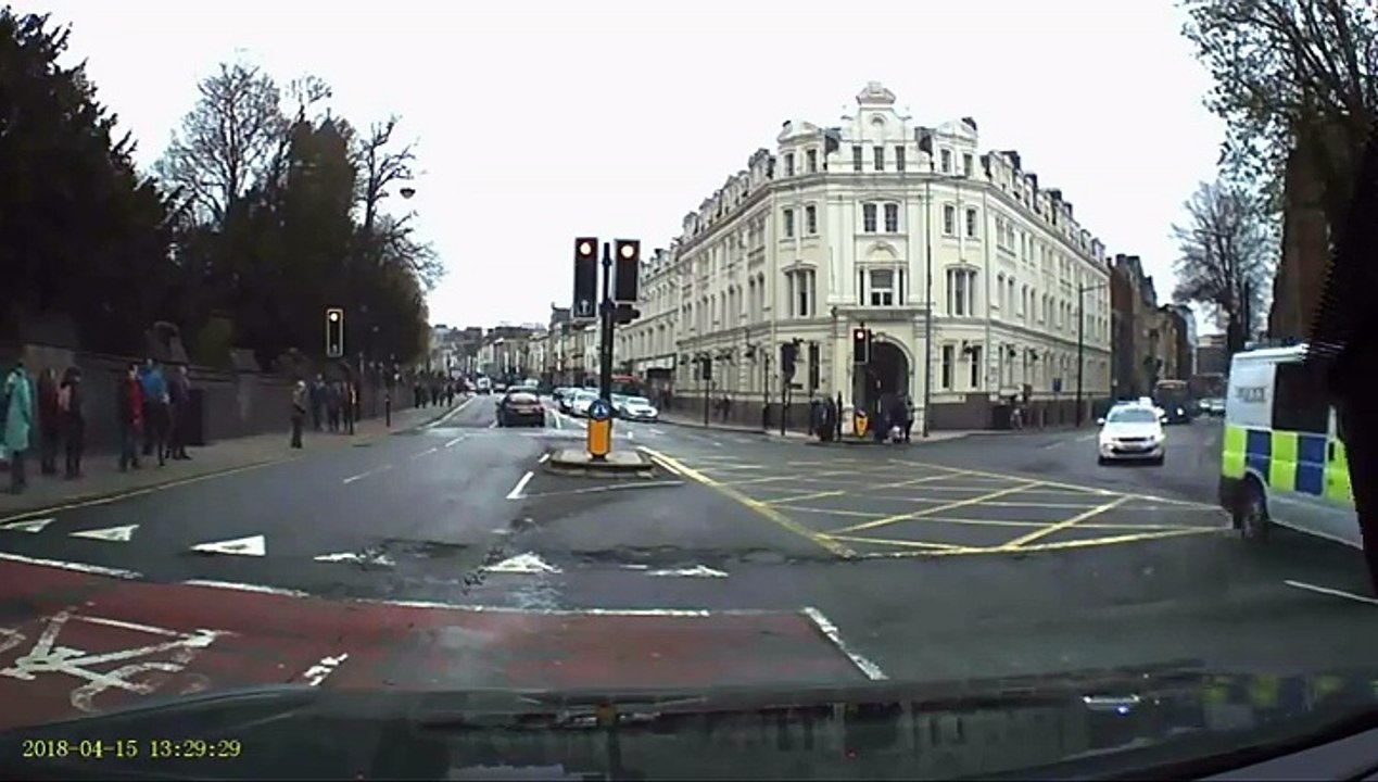 Un cycliste armé d'un couteau rencontre des passants énervés