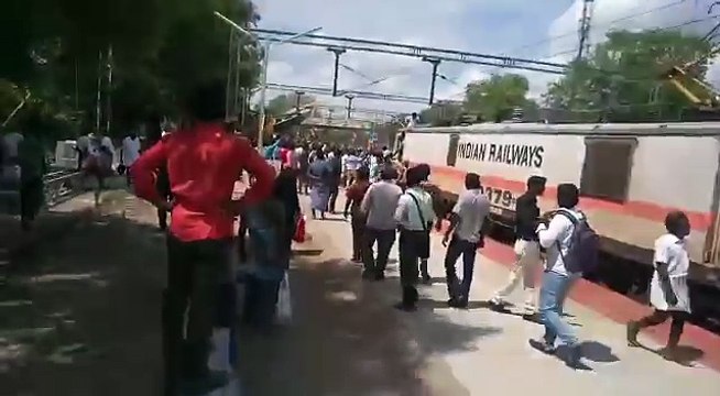 Un homme prend feu en touchant une ligne électrique située au dessus d'un train