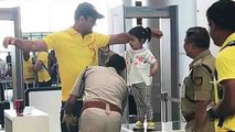 IPL 2018: Ziva Dhoni turns Checking instructor for MS Dhoni at Airport, Watch Video | वनइंडिया हिंदी