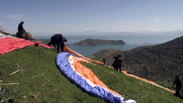 Van Gölü semalarında yamaç paraşütü keyfi (1) - VAN