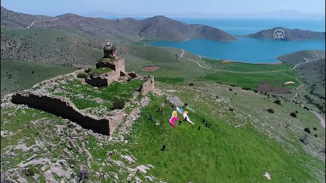 Van Gölü semalarında yamaç paraşütü keyfi (2) - VAN