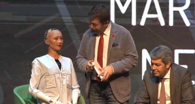 Vatandaşlık Alan İlk Robot Sofia İstanbul'da: Bana Para Falan Vermediler, Bir şey mi Kaçırıyorum?