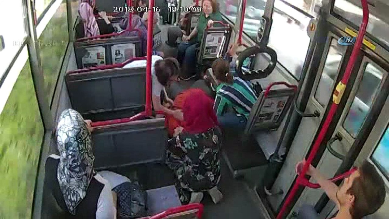 Şoför ve yolcular seferber oldu...Otobüste kalp krizi geçiren kadını hastaneye böyle yetiştirdiler