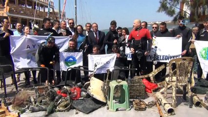 İyilik yaptılar, denize atılanları çıkardılar...Turizm haftasında deniz dibi temizliği