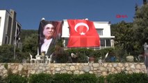 Fatma Girik'ten Atatürk Posteri ve Türk Bayraklı 23 Nisan Kutlaması