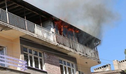Apartmanın terasında çıkan yangın korkuttu