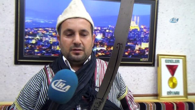 Ellerindeki kılıç ve baltayı sağa sola salladılar... Dizi izlerken kendilerinden böyle geçtiler