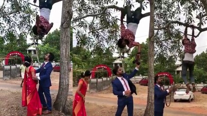 VIDEO: कपल की बेस्ट फोटो खींचने के लिए पेड़ से बंदर की तरह उल्टा लटका फोटोग्राफर