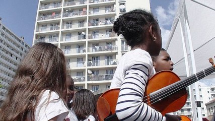 "Faites de la Fraternité" : quelques grammes de poésie dans un océan de ciment