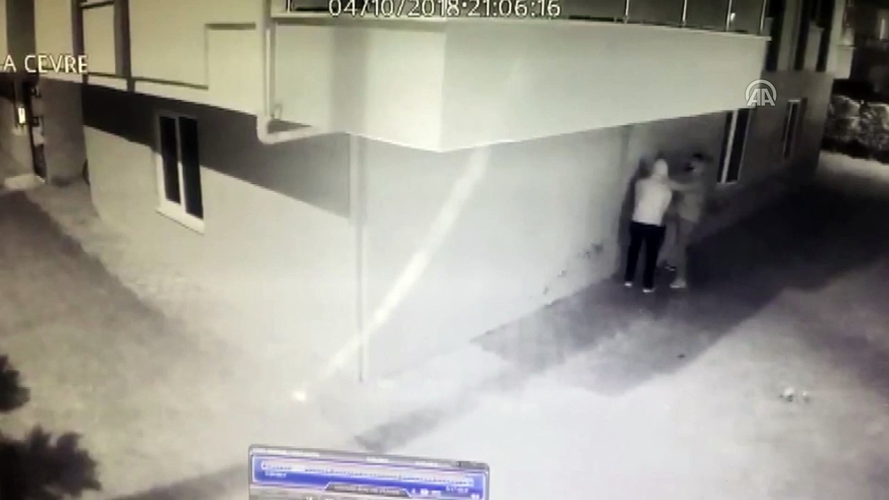 Apartmana tırmanan hırsızlık zanlıları güvenlik kamerasında - BURSA