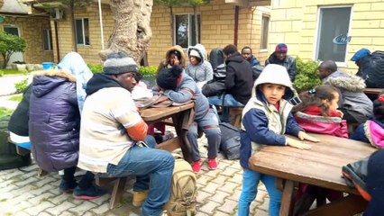 İnsan kaçakçıları, 27 kaçak göçmeni yol kenarına bırakıp kaçtı