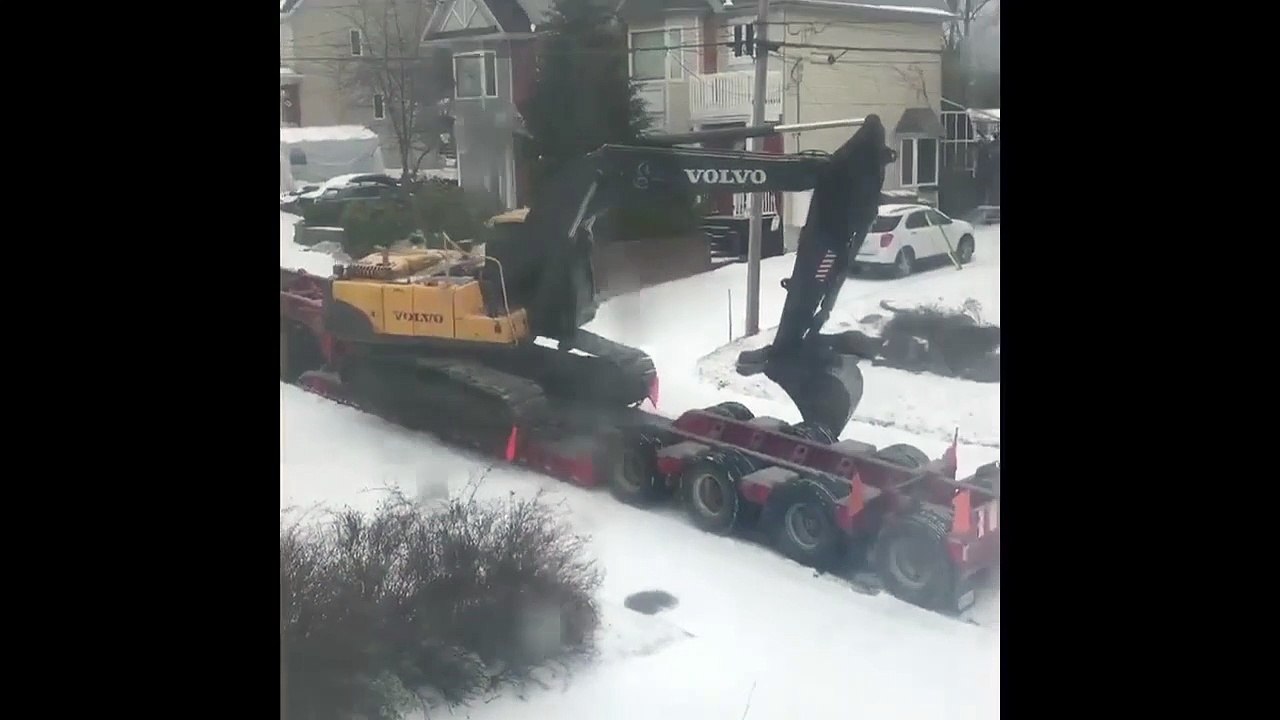 Regardez comment il va aider son collègue coincé en camion sur une route verglacée. Fou