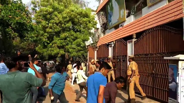 சென்னையில் எஸ்.வி.சேகர் வீடு மீது சரமாரி தாக்குதல்...வீடியோ