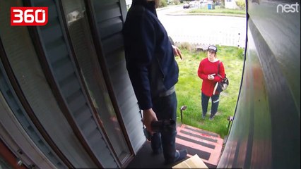 Kap hajduten me presh në dorë në oborrin e tij, arsyeja pse po vidhte e bën atë të përlotet (360video)