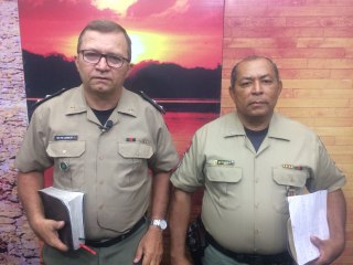 Em continência ao Senhor Jesus recebe o  Sargento Souza da UME