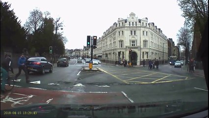 Un cycliste arrêté par les passants et la Police