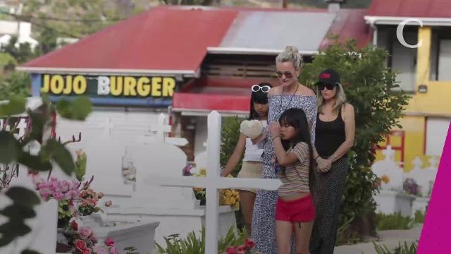 PHOTOS. Laeticia Hallyday, Jade et Joy, en pleurs, se recueillent sur la tombe de Johnny à Saint-Barth