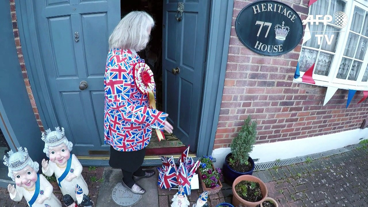 Septuagenaria fan de la realeza británica espera de la gran boda