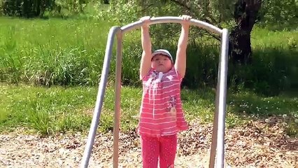 Maша гуляет с реборном Максимкой