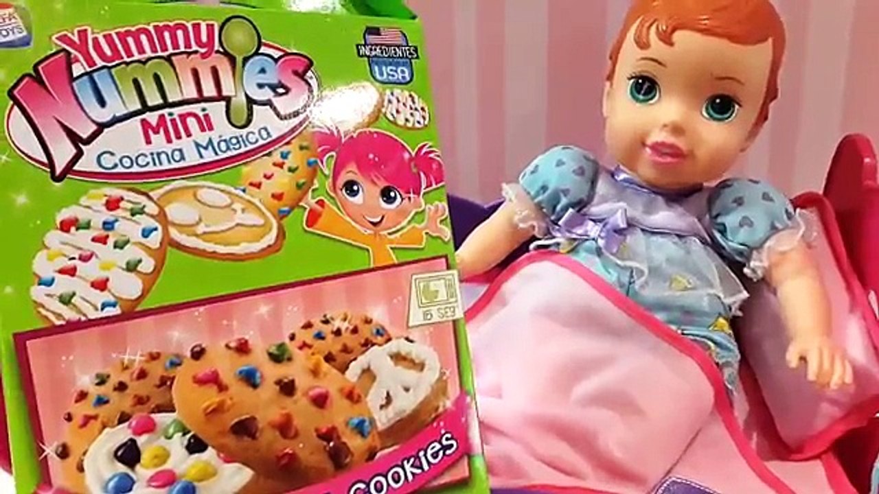 Bebé ARIEL desayuna Galletas de YUMMY NUMMIES Mini Cocina Mágica