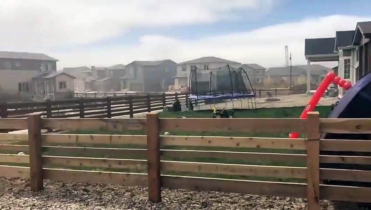 Impressionnant : quand un trampoline est emporté par le vent