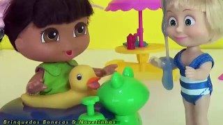 Masha e Dora Aventureira Baby brincam na Piscina com Amoeba Em Português Masha and Dora