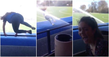 Rapariga protagoniza aquela que terá sido muito provavelmente a pior invasão de campo da história