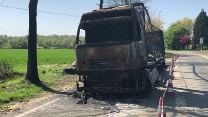 Le camion brulé route de Tours est toujours là