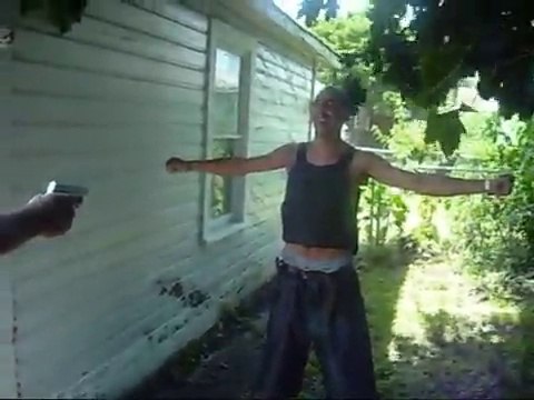 Ce gros dur teste son gilet pare-balle et ça fait mal