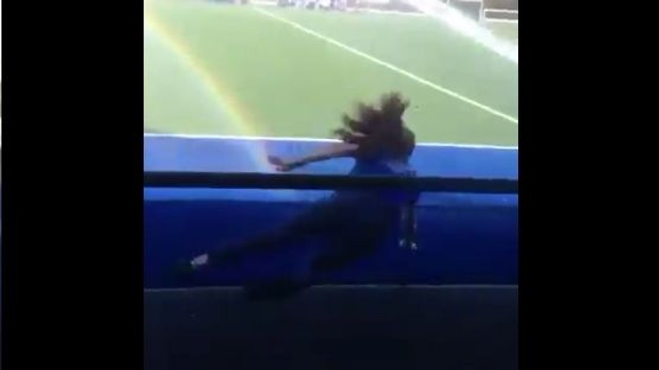 Une fille rate son entrée sur le terrain (Doubl...