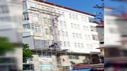 6 katlı binadan 'Örümcek Adam' gibi aşağıya indiler...İnşaat işçilerinin ölümle dansı kamerada