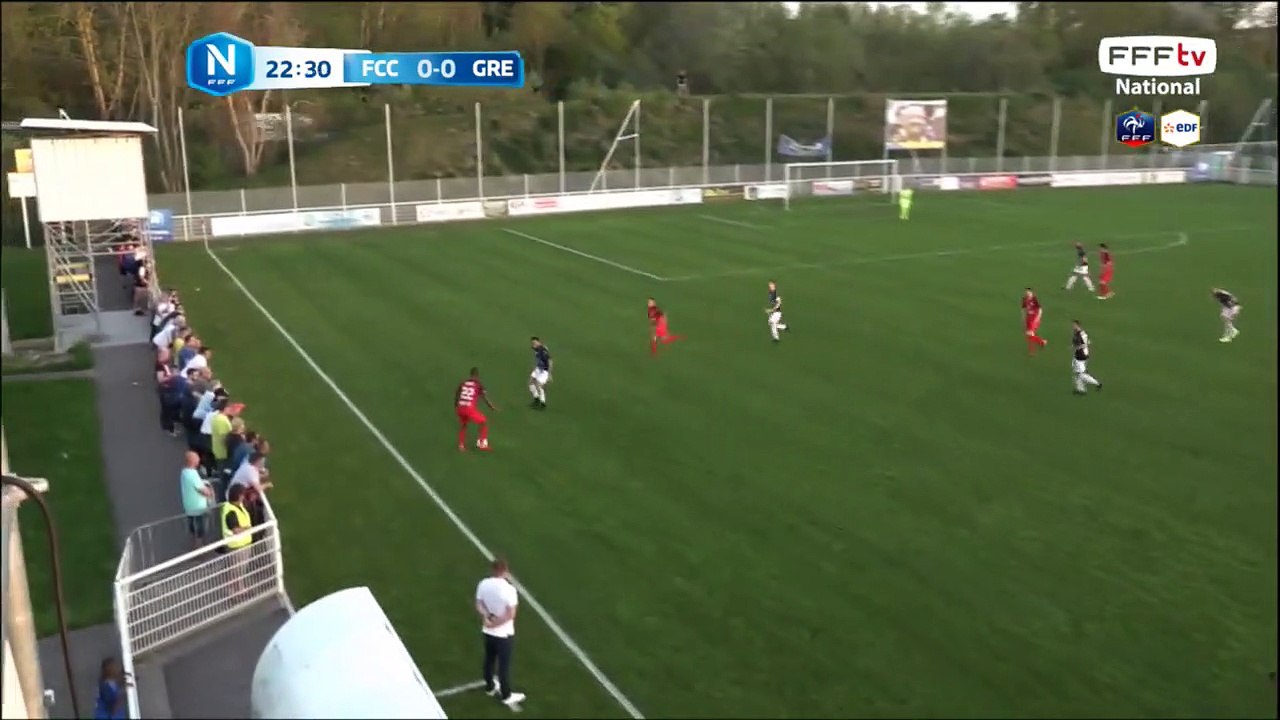 Reprise en demi-volée au dessus du but