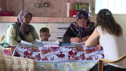 Dersi evde ödevi tarlada yapıyor - İZMİR