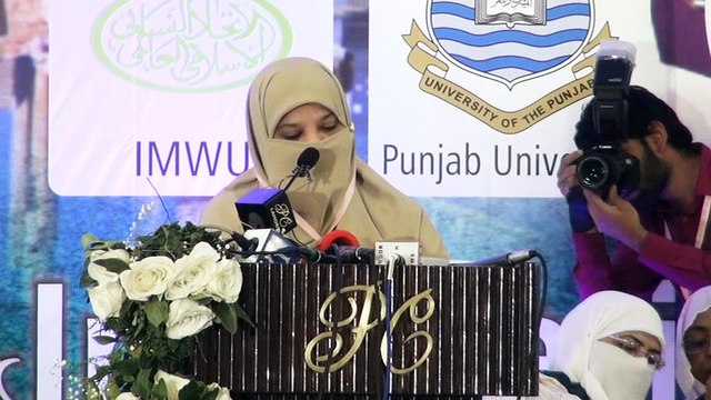 سیکریٹری جنرل جماعت اسلامی اور ممبر بورڈ آف ٹرسٹیز انٹرنیشنل مسلم ویمن یونین دردانہ صدیقی خواتین کانفرنس سے خطاب کررہی ہیں