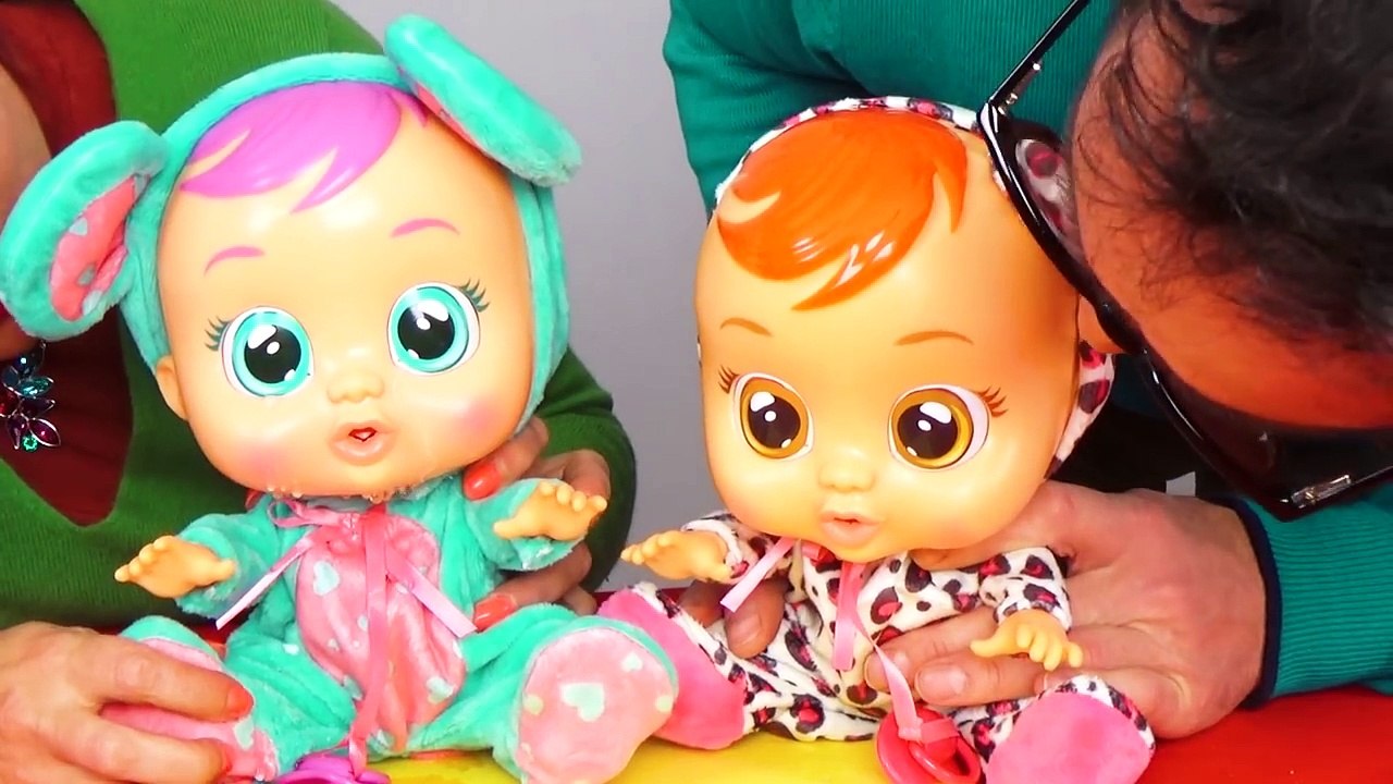 CRY BABIES !!! - 4 NOUVEAUX BÉBÉS PLEURENT dans la famille Démo Jouets 