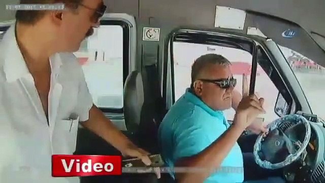 Ce passager d'un bus agresse le chauffeur alors qu'il conduit