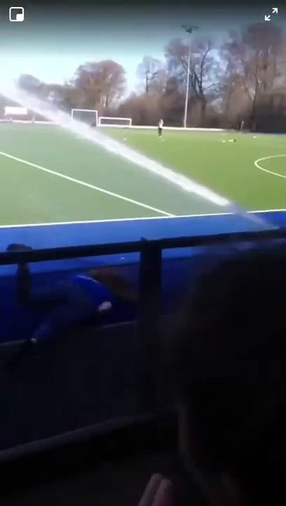 Une fille saute une barrière pour aller sur une piste d’athlétisme mais ça se passe mal