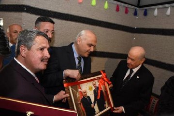 Ülkücü Şehit Anıtı'nı Ziyaret Eden Bahçeli'ye, Erdoğan ile Çekilen Fotoğrafı Hediye Edildi