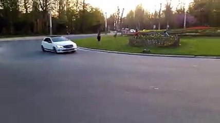 Des rodéos automobiles autour de l'Atomium